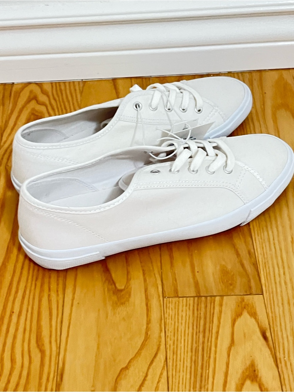 Old Navy White Low-Top Comfy Canvas Sneakers Size 9 Perfect Everyday Shoes - Picture 6 of 13